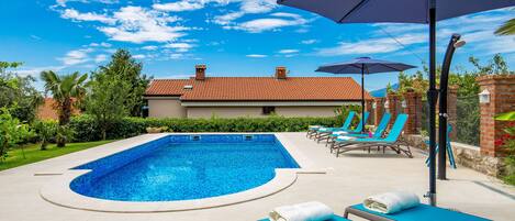 Alberca al aire libre y alberca climatizada