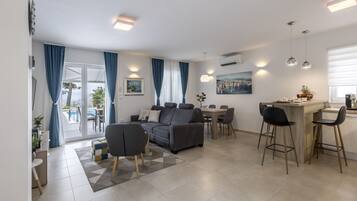 Smart-tv, bordtennisbord, stereoanlæg