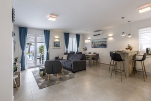 Smart TV, ping pong, stereo