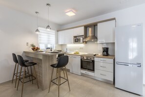 Køleskab, mikrobølgeovn, ovn, kogeplade