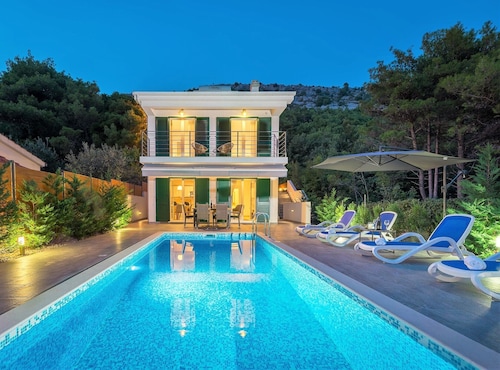 Villa Nike on upouusi huvila vuoristossa merinäköalalla Splitin ja Omiisin lähellä