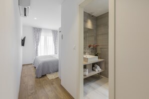 2 chambres, coffres-forts dans les chambres, fer et planche à repasser
