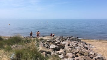 Una spiaggia nelle vicinanze, lettini da mare, teli da spiaggia