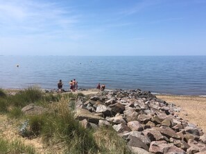 Plage à proximité, chaises longues, serviettes de plage