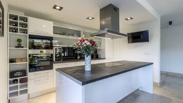 JÀÀkaappi, mikroaaltouuni, uuni, liesi