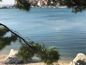 Plage à proximité, chaises longues, serviettes de plage