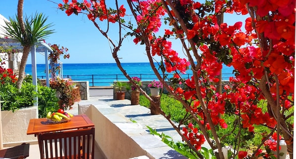 PRIVATE PATIO