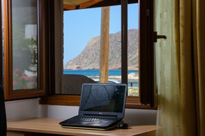 DESK-SEA VIEW