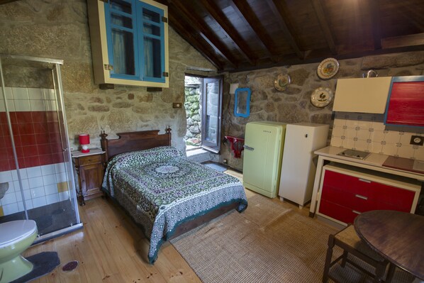 1 bedroom, bed sheets