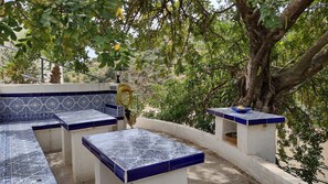 Outdoor dining - ZazaBi, oasis of silence, mountain and sea.
Enjoy the jacuzzi. (Almuñécar)