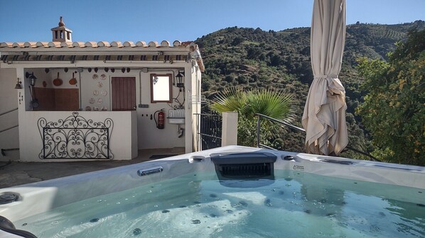 Outdoor spa tub - ZazaBi, oasis of silence, mountain and sea.
Enjoy the jacuzzi. (Almu ñécar)