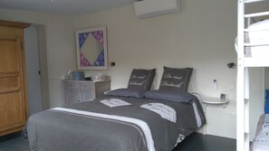 3 bedrooms, WiFi, bed sheets - ZazaBi, oasis of silence, mountain and sea.
Enjoy the jacuzzi. (Almuñécar)