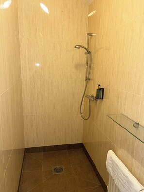 Dusche, umweltfreundliche Kosmetikartikel, Haartrockner, Handtücher