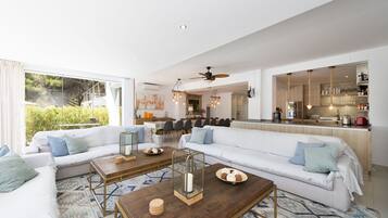 Smart TV, DVD player, pebolim, mesa de pingue-pongue