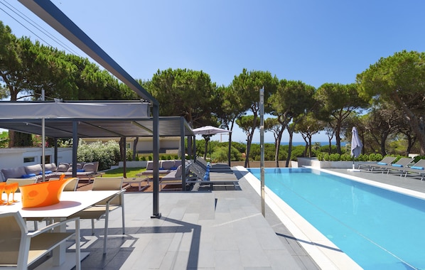 Piscine extérieure, chaises longues