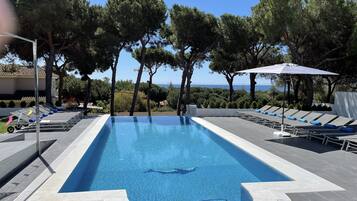 Piscina externa, espreguiçadeiras