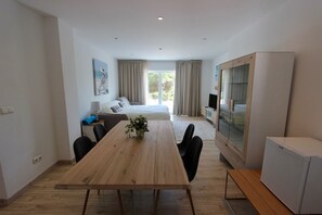 11 Schlafzimmer, Zimmersafe, Schreibtisch, Bügeleisen/Bügelbrett