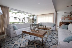 Smart-TV, DVD-Player, Tischfußball, Tischtennisplatte