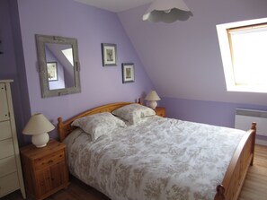 2 chambres, fer et planche à repasser, lit de bébé portatif