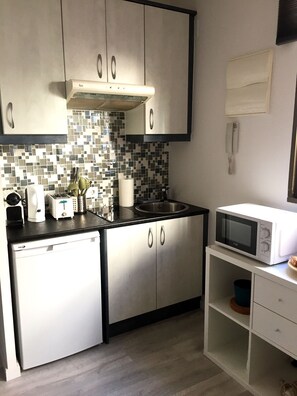 Fridge, microwave, stovetop, coffee/tea maker