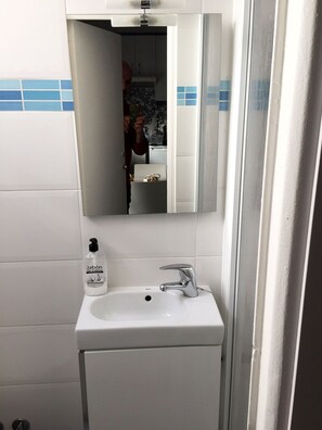 Douche, sèche-cheveux, serviettes fournies