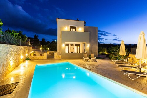 Spacious Modern Villa with Pool and Amazing View!