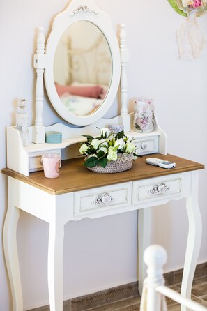 4 chambres, coffres-forts dans les chambres, bureau