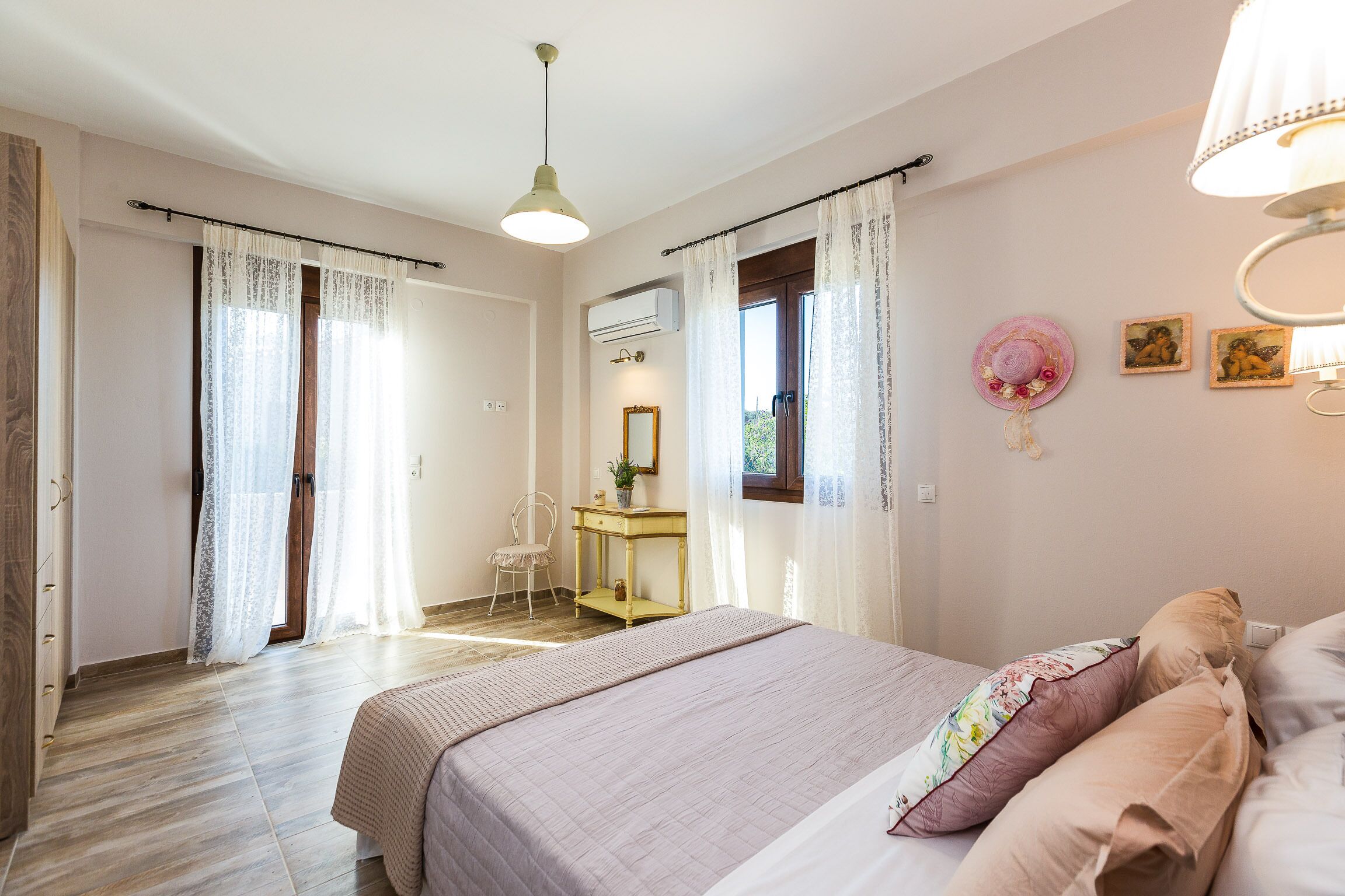 4 bedrooms, in-room safe, desk, iron/ironing board