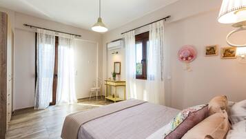 4 bedrooms, in-room safe, desk, iron/ironing board