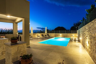 Spacious Modern Villa with Pool and Amazing View!