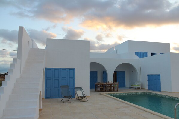 A white building with blue doors and a swimming pool. - House / Villa - Djerba (Djerba Ajim)