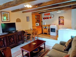 Televisión, reproductor de DVD y tenis de mesa 