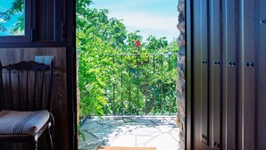A room with a view of a garden and a balcony. - Ruralmédulas Las Médulas - El Bierzo house 4 (Carucedo)