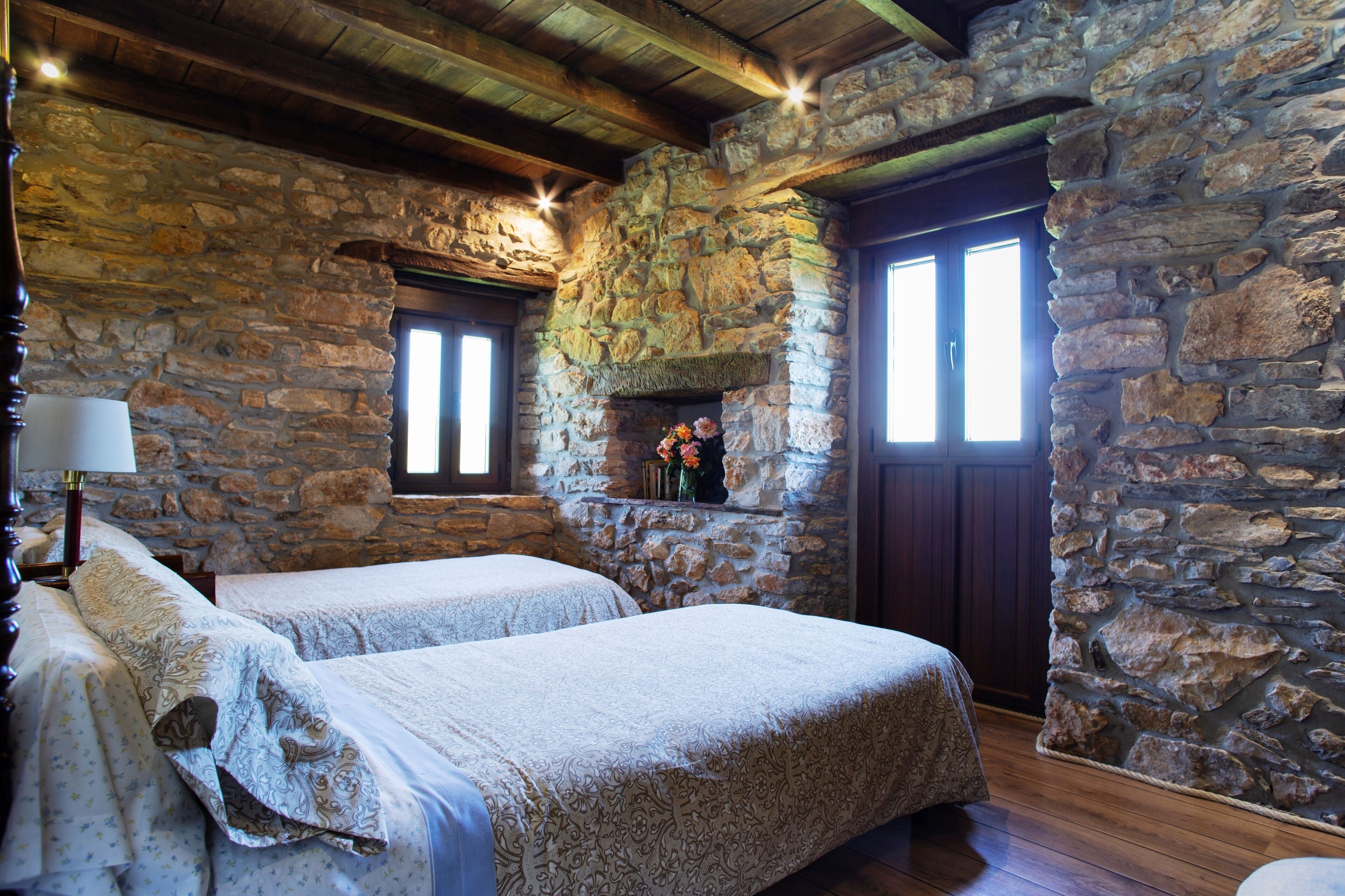 4 dormitoris, planxa i posts de planxar i roba de llit 