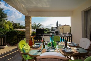 Outdoor dining - Luxury 3 bed villa with 2 bathrooms with large private pool (coral bay)