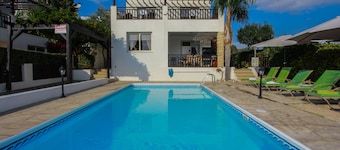 Luxury 3 bed villa with 2 bathrooms with large private pool