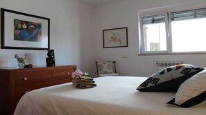 2 habitaciones, escritorio y espacio para trabajar con laptop 