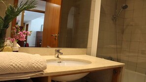 Duschwanne, kostenlose Toilettenartikel, Haartrockner, Handtücher