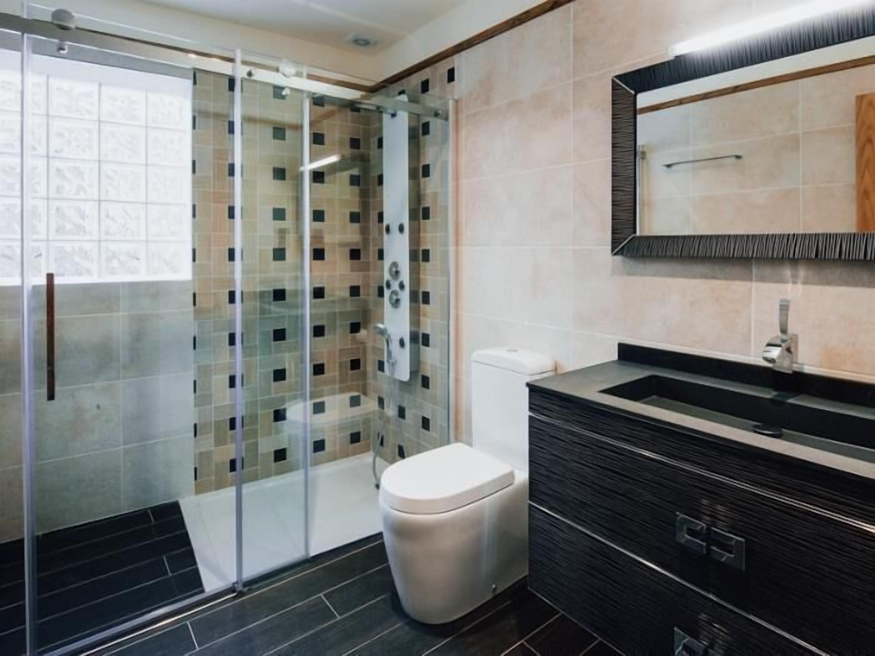 Bathtub, hair dryer, towels