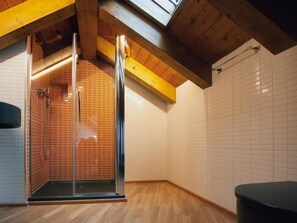 Baignoire, sèche-cheveux, serviettes fournies