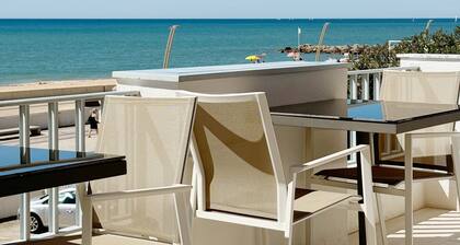 Exquisite Front Beach Apartment in Quarteira