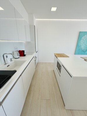 Kjøleskap, mikrobølgeovn, ovn og kokeplater