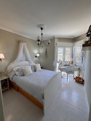 2 bedrooms, iron/ironing board, bed sheets