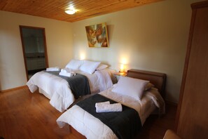 Suíte Tripla com Hidromassagem e Lareira | Minibar, soundproofing, iron/ironing board, bed sheets - Pousada Águia da Montanha (Camanducaia)
