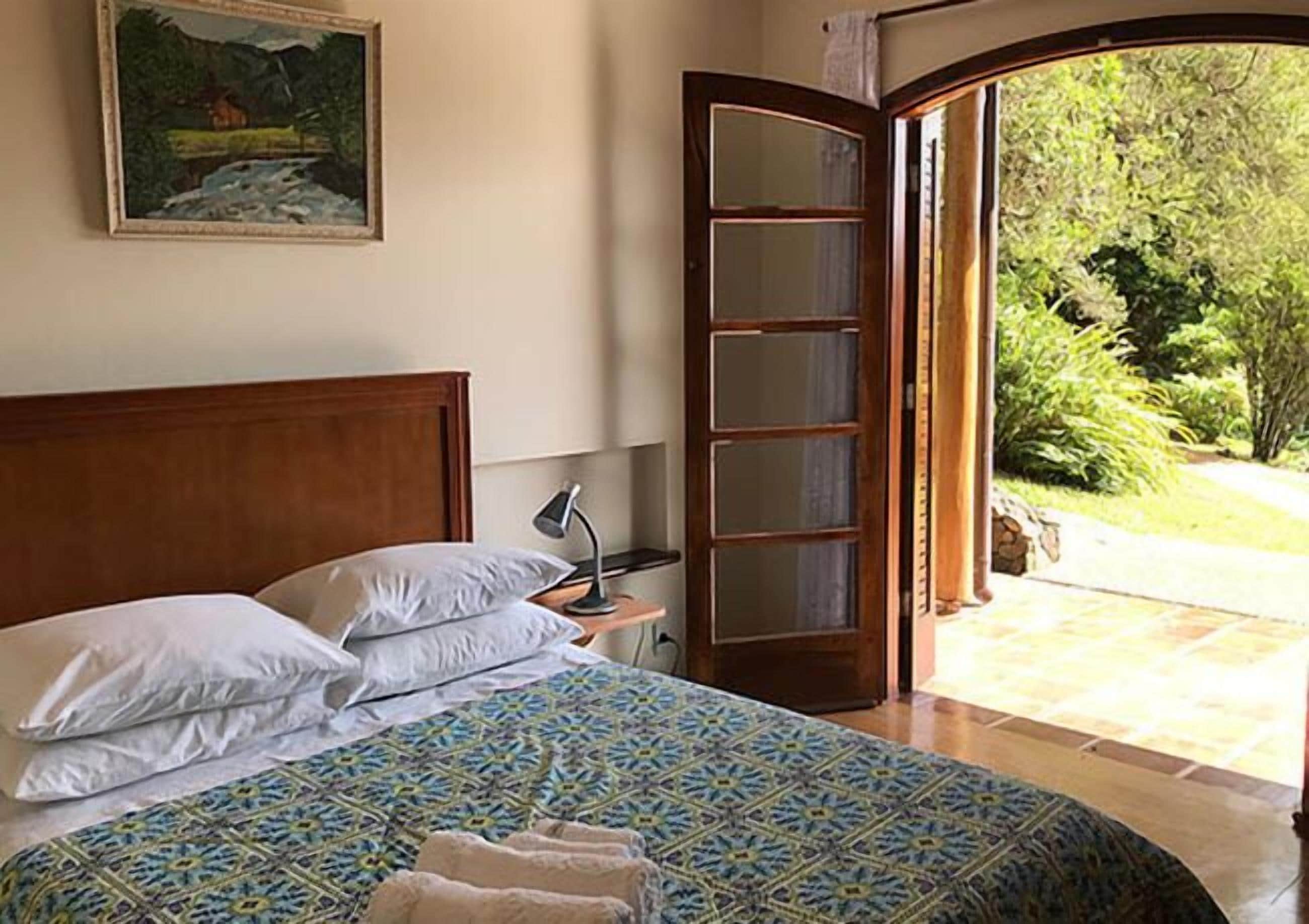 Chalé Mãe Coruja | Minibar, soundproofing, iron/ironing board, bed sheets