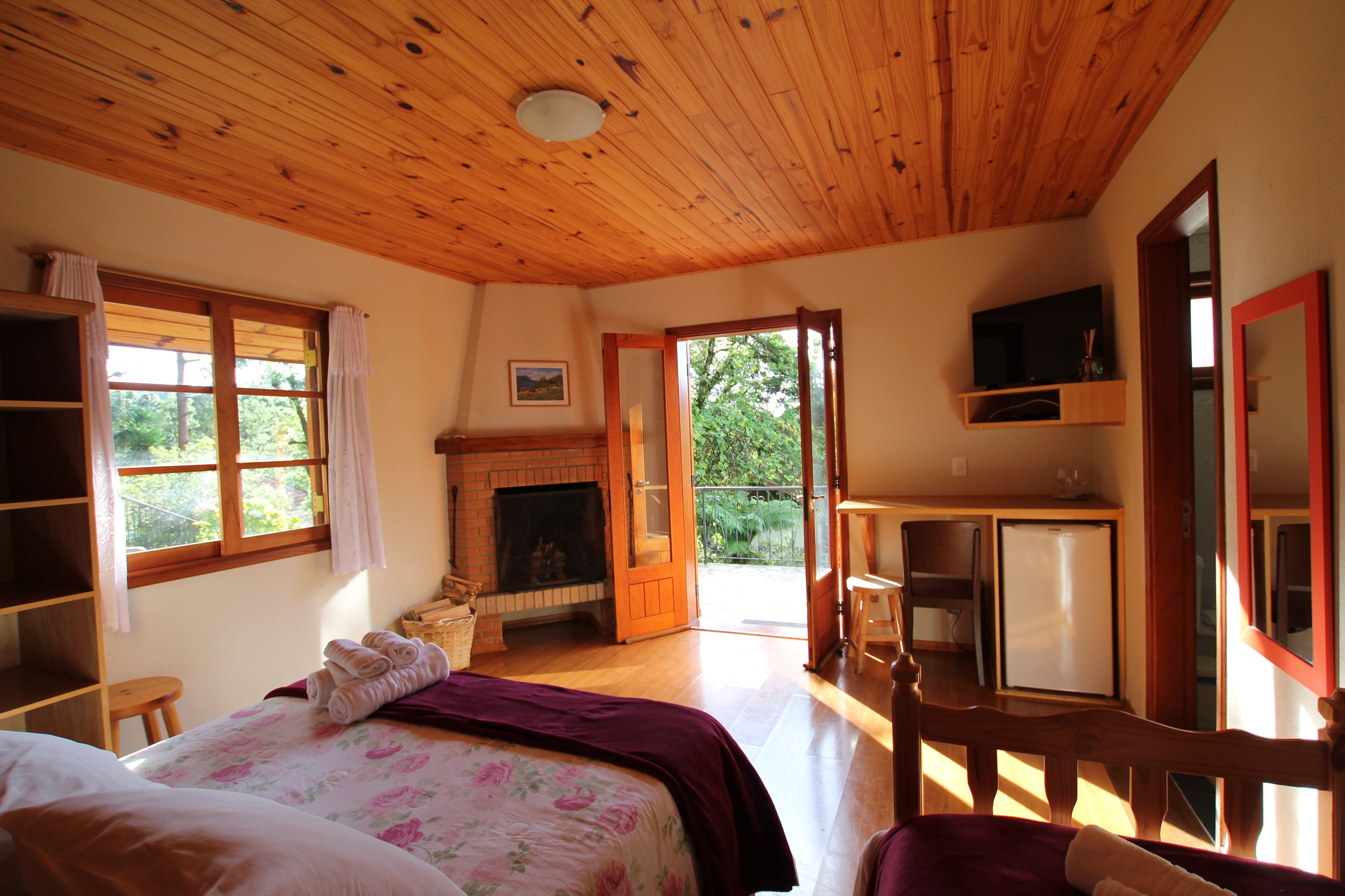Chalé Triplo com Lareira | Frigobar, quartos à prova de som, ferros/tábuas de passar roupa