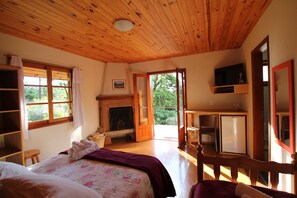 Chalé Triplo com Lareira | Minibar, insonorizzazione, ferro/asse da stiro, lenzuola