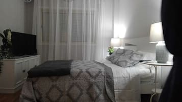 1 bedroom, iron/ironing board, travel cot, free WiFi