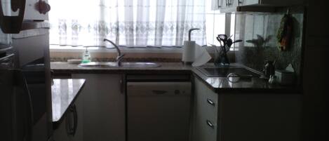 Køleskab, mikrobølgeovn, ovn, kogeplade