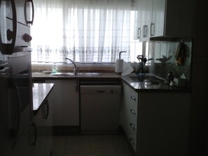 Køleskab, mikrobølgeovn, ovn, kogeplade